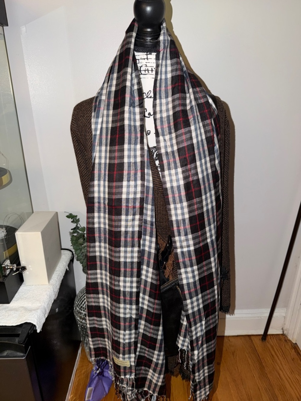 Preloved Burberry Black, White and Red Plaid Throw scarf 🧣 great condition - Picture 7 of 14